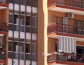 Mondragone: striscione pro-Salvini da edificio in quarantena