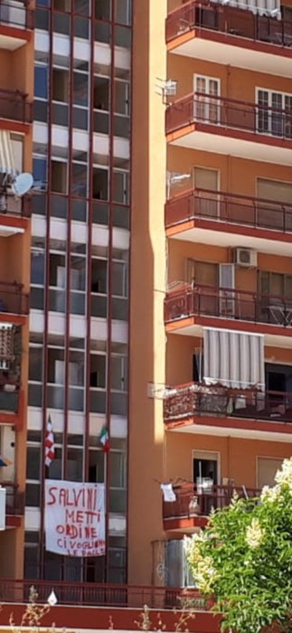Mondragone: striscione pro-Salvini da edificio in quarantena