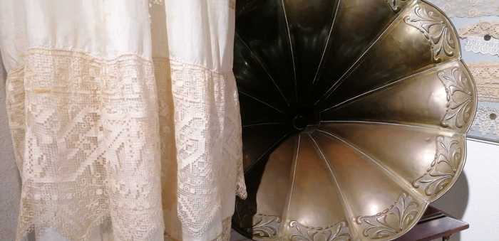 Mostre: 30 abiti raccontano due secoli di moda in Sardegna