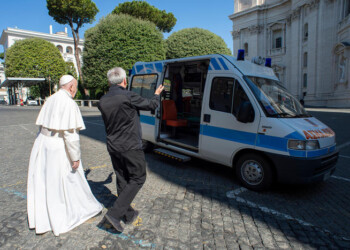 Papa: dona ambulanza per poveri di Roma