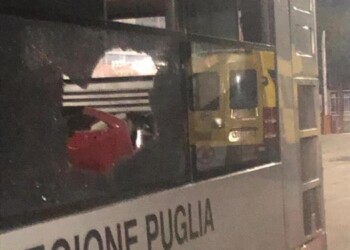 Ragazzini lanciano sassi contro autobus di linea a Foggia