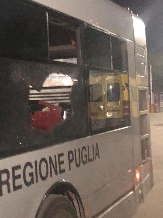 Ragazzini lanciano sassi contro autobus di linea a Foggia