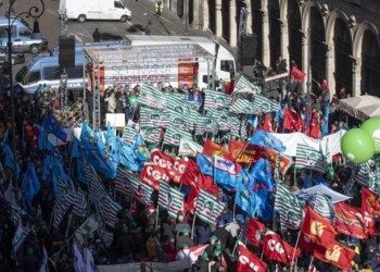 Rinnovi contrattuali, 8 lavoratori su 10 in attesa nel privato