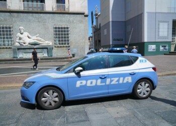 Sassi contro poliziotti, un ferito