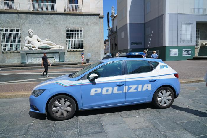 Sassi contro poliziotti, un ferito