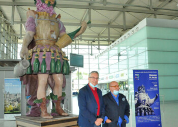 Scultura Dante Ferretti accoglie turisti a Aeroporto Marche