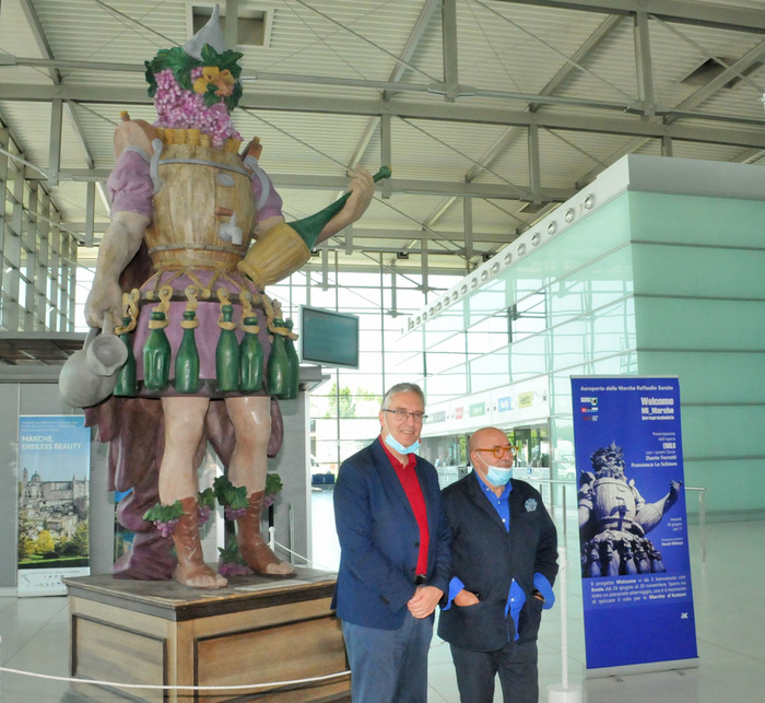 Scultura Dante Ferretti accoglie turisti a Aeroporto Marche