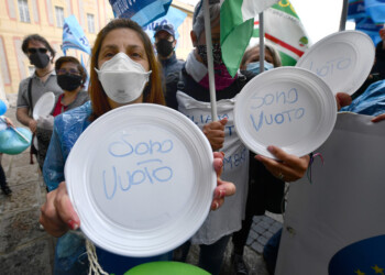 Scuola: protesta lavoratori mense davanti consiglio regionale