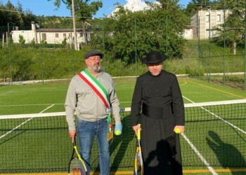 Sfida alla Don Camillo e Peppone sui nuovi campi da tennis