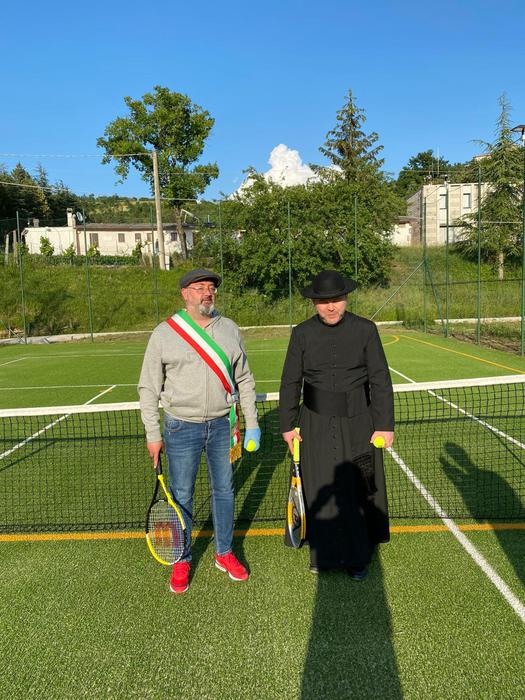 Sfida alla Don Camillo e Peppone sui nuovi campi da tennis