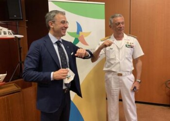 Smaltire bene mascherine e guanti, lo spiega Enrico Brignano 