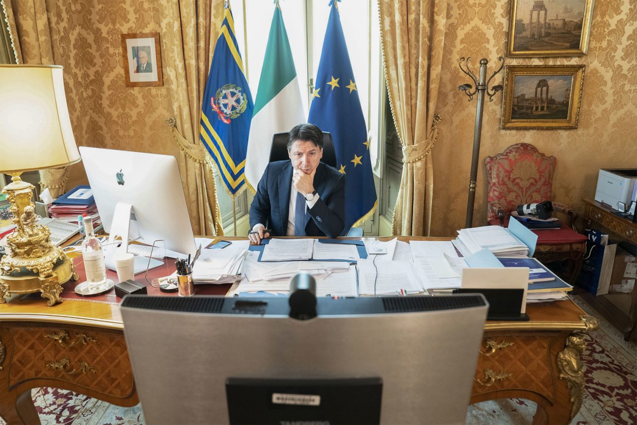 Spiace per i cantori delle sue gesta epiche, ma Conte non è Mitterrand