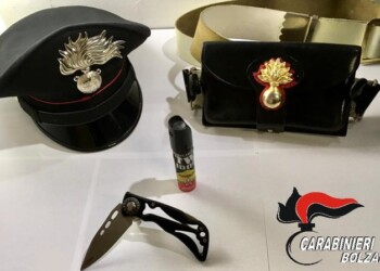 Tenta di aggredire i carabinieri dopo lite al bar