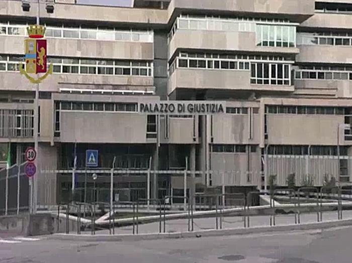 Tentato strangolamento agente, 2 donne condannate a 13 anni