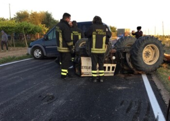 Trattore si ribalta,un morto e un ferito