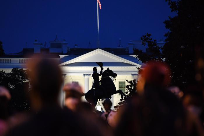 Trump firma un ‘duro decreto’ per proteggere statue