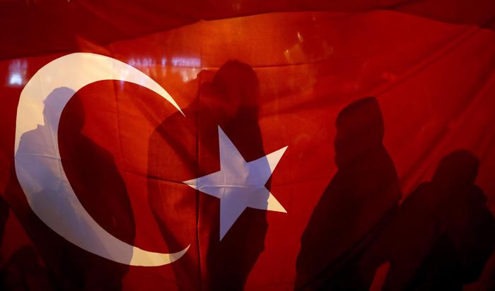 Turchia: arrestati 3 deputati, ‘è golpe’