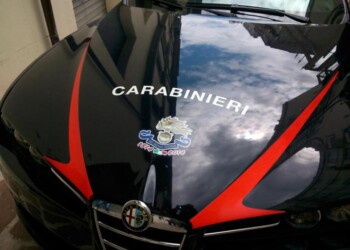 Uccide a botte la moglie e fugge, fermato