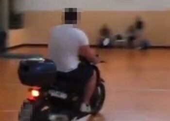 Vandali in palestra con scooter, video su Instagram