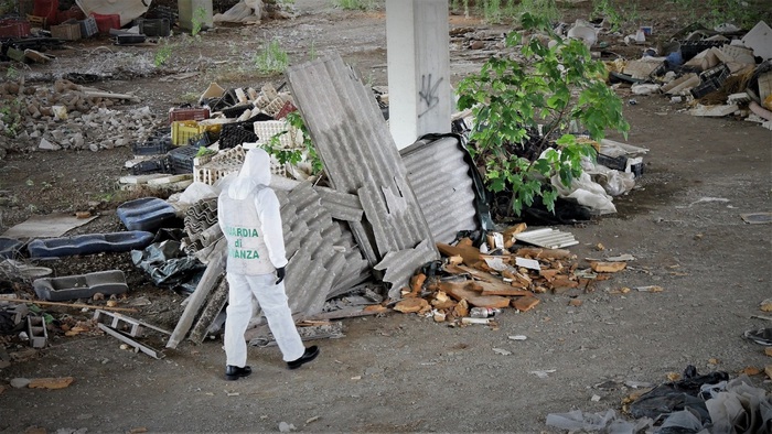 Amianto abbandonato a Scanzano Jonico, sequestrati 12 siti