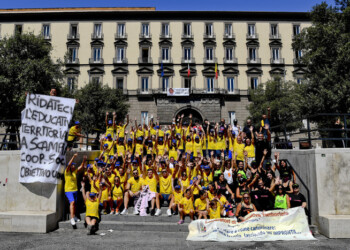 Balli in piazza a Napoli per affidamento ex scuola Scampia