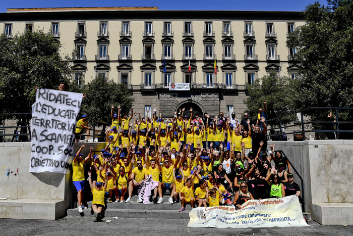 Balli in piazza a Napoli per affidamento ex scuola Scampia