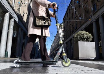 Bici e monopattini, record di multe a Torino