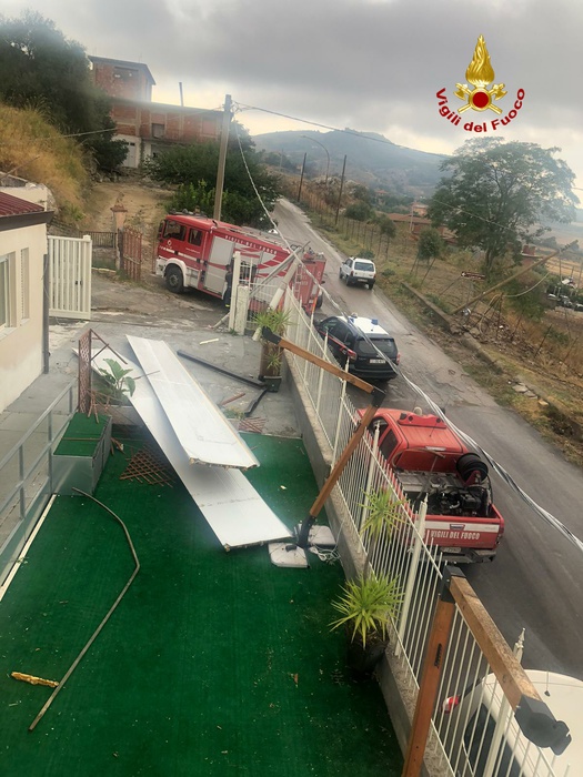 Bomba acqua nel Catanese, sub in azione