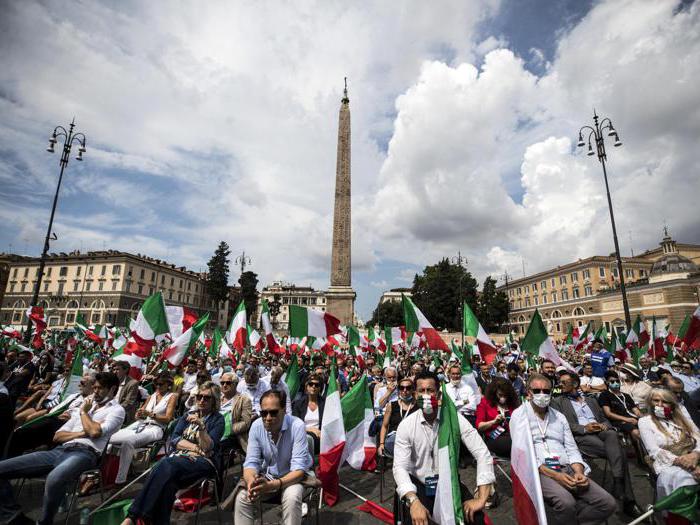 Il centro-destra in Piazza del Popolo: sedie e bandiere tricolore