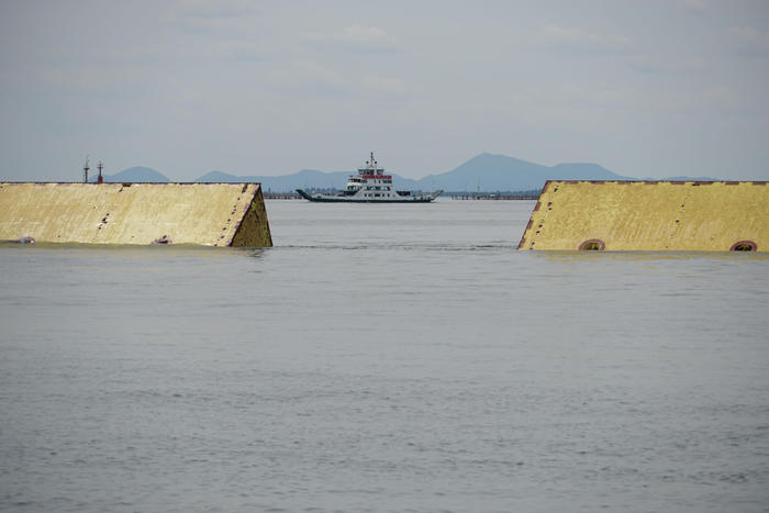 Conte preme pulsante, si innalza Mose