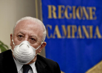 Coronavirus: De Luca, mascherine e vaccini o mesi pesanti
