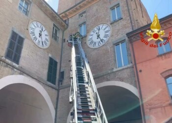 Crolla parte di un davanzale nel municipio di Imola