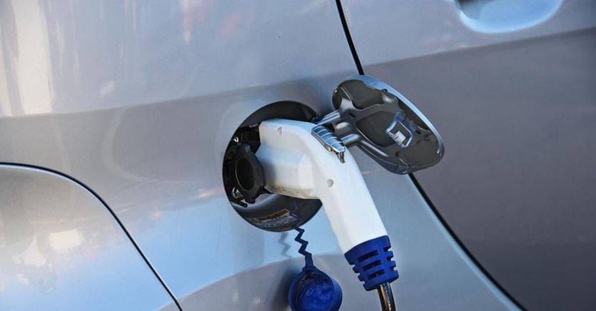 Dl Rilancio, dal 2021 canone minimo spiagge a 2.500 euro. Incentivi fino a 3.500 euro per auto Euro 6 e 10mila per le elettriche