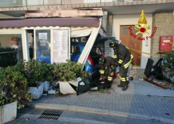 Dopo scontro auto travolge tavoli pizzeria, 5 feriti