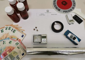 Droga in casa nonostante prescrizione contraria, arrestato