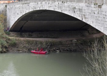 Elicottero cade nel Tevere vicino a Roma