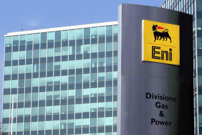 Eni rivede scenario prezzi, accelera decarbonizzazione