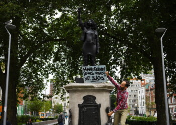 Gb, rimossa all’alba a Bristol statua dimostrante