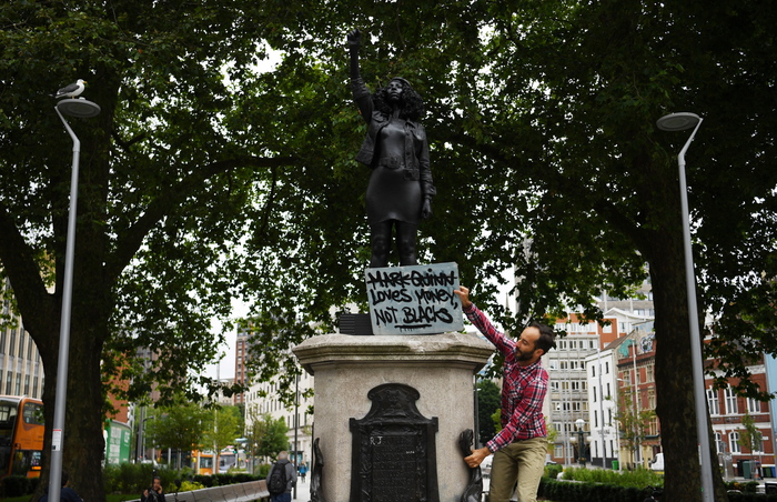 Gb, rimossa all’alba a Bristol statua dimostrante