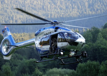 Germania: disarma agenti e scappa, caccia a poliziotto