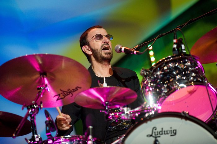 Gli 80 anni di Ringo Starr, “Postate #peaceandlove”