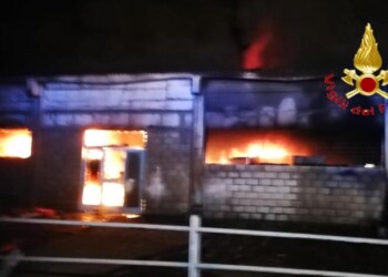 Incendio in capannone azienda rete gas Posada, danni ingenti