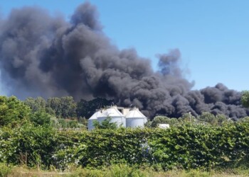 Incendio in depuratore Gioia Tauro, allarme per nube nera