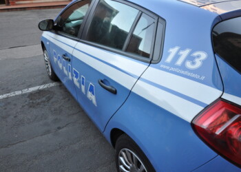 Invitata a uso mascherina, danneggia bus