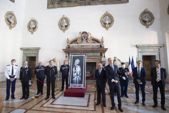 La Francia in festa omaggia il Banksy del Bataclan