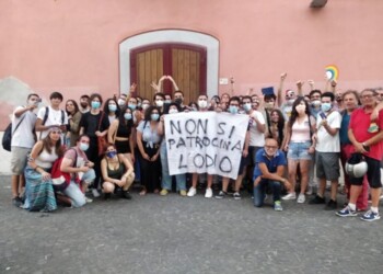 Lancio preservativi contro sindaco Pomigliano e Adinolfi