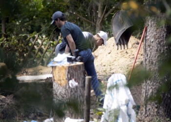 Maddie: la polizia scava con pale e cani poliziotto