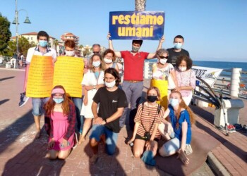 Migranti: flash mob contro la chiusura del Campo Roja