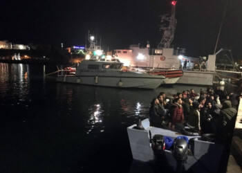 Migranti: ordinanza Sicilia, quarantena su navi di arrivo