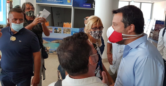 Migranti: Salvini, governo complice traffico esseri umani